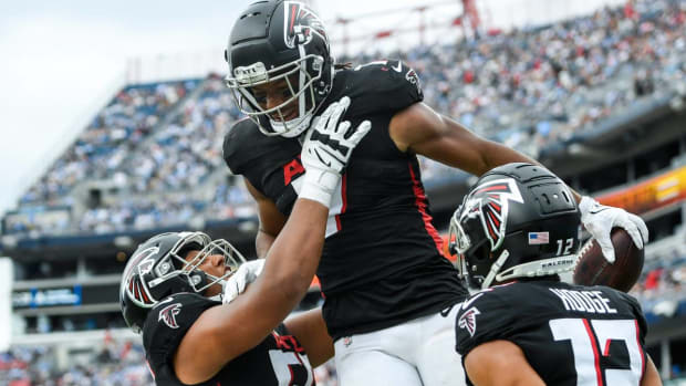 Bijan Robinson celebrates a touchdown against the Titans.